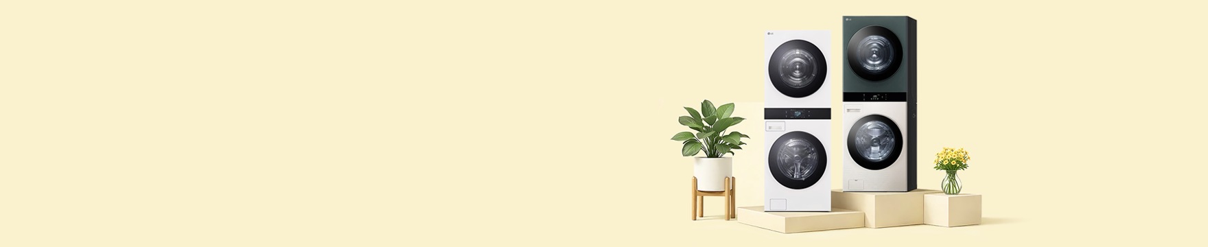 베이지 배경의 공간에 LG 워시타워 2대가 단상 위에 배치된 이미지로, 좌측에는 화분, 우측에는 꽃 장식이 함께 구성되어 있음