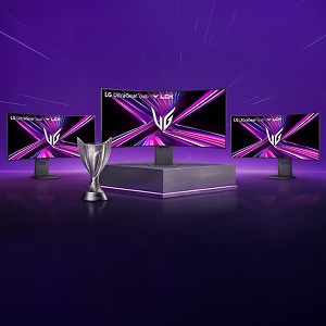 보랏빛 그라데이션 배경 위에 LG 울트라기어 모니터 배치.