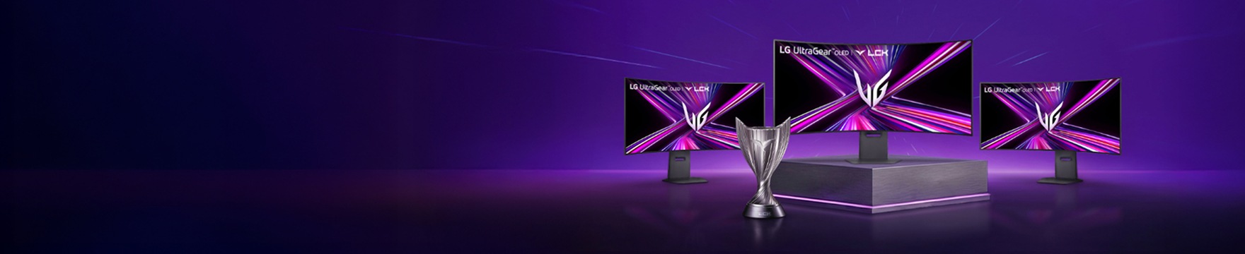 보라색 배경에 트로피와 모니터 3대