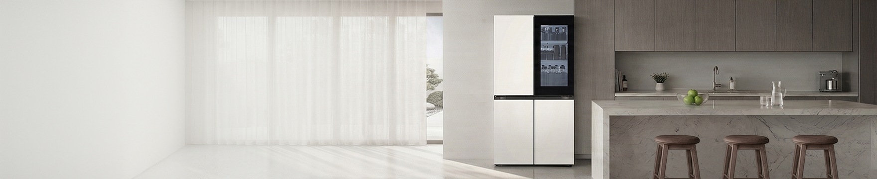 회색톤 주방 인테리어에 왼쪽에는 커튼에 가려진 창문이 있고, 중앙에는 LG DIOS 냉장고가 있습니다. 
우측에는 아일랜드식탁이 있습니다.