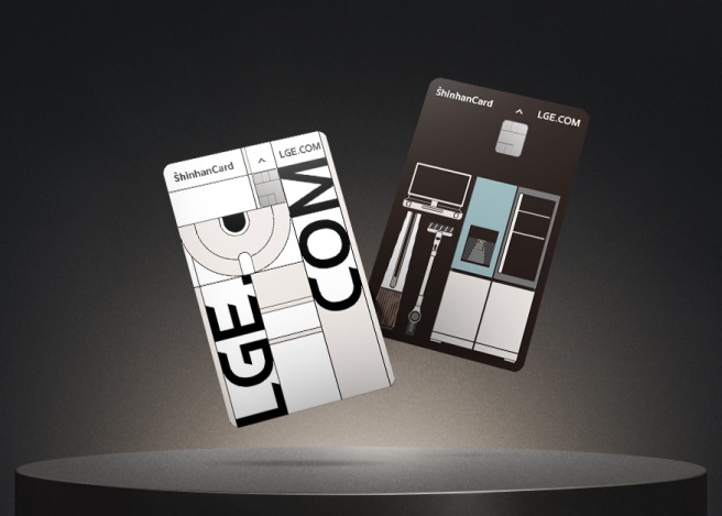 검은색 배경 위, 발광하는 단상 위에 LG전자 디자인의 신한카드 2종이 나란히 배치됨.