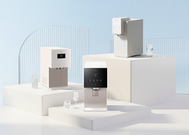 하늘색 그라데이션 배경의 단상 위에 LG 퓨리케어 오브제컬렉션 얼음정수기2종과 LG 퓨리케어 오브제컬렉션 정수기 1종이 전시된 이미지