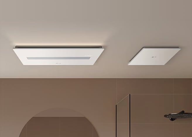 베이지톤 욕실 천장에 설치된 LG 퓨리케어 바스에어시스템과 간접조명, 브라운 타일 샤워부스와 수건 선반, 원형 거울이 보이는 인테리어 이미지