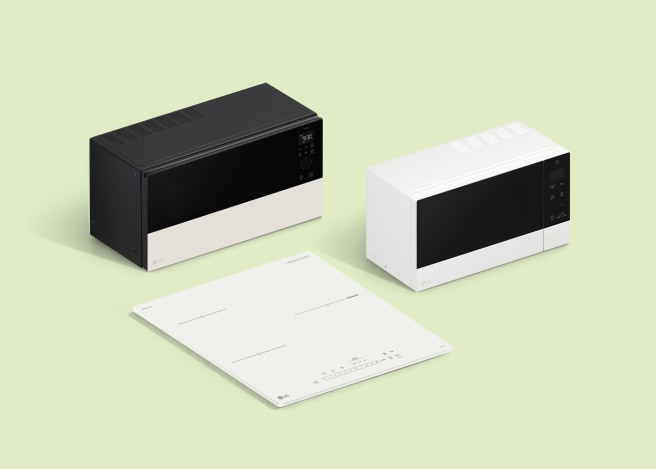 연두색 배경 위에 블랙 광파오븐, 화이트 전자레인지, 화이트 인덕션이 함께 배치된 주방가전 제품 이미지