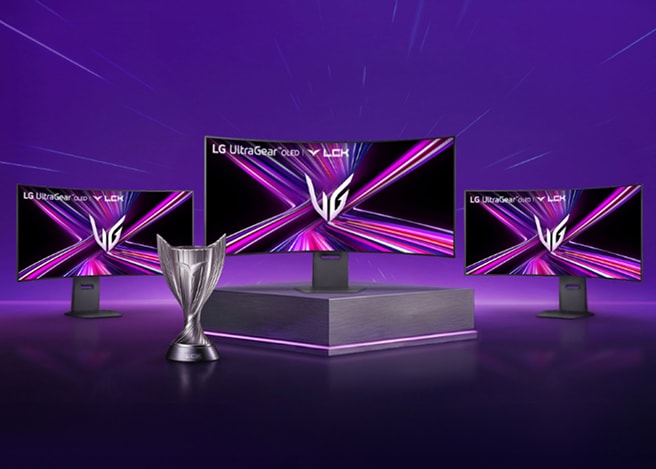 보라색 배경에 LG UltraGear™ × LCK 로고와 중앙 단상 위 LG 울트라기어 게이밍 모니터 3대, 전면 트로피가 배치되어 있습니다.