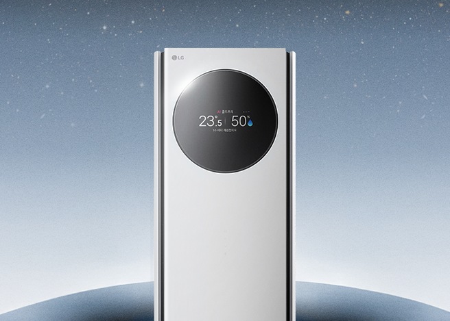 푸른 그라데이션 배경 앞에 세워진 흰색 LG 휘센 에어컨. 미니멀하고 고급스러운 디자인이 강조되어 있다.