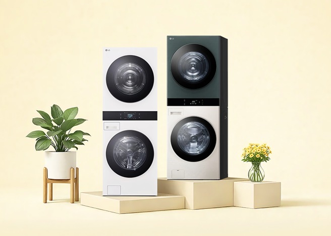 노란색 배경에 트롬 워시타워 2대가 있음