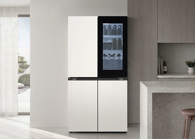 회색톤 주방 인테리어에 왼쪽에는 커튼에 가려진 창문이 있고, 중앙에는 LG DIOS 냉장고가 있습니다.  우측에는 아일랜드식탁이 있습니다.