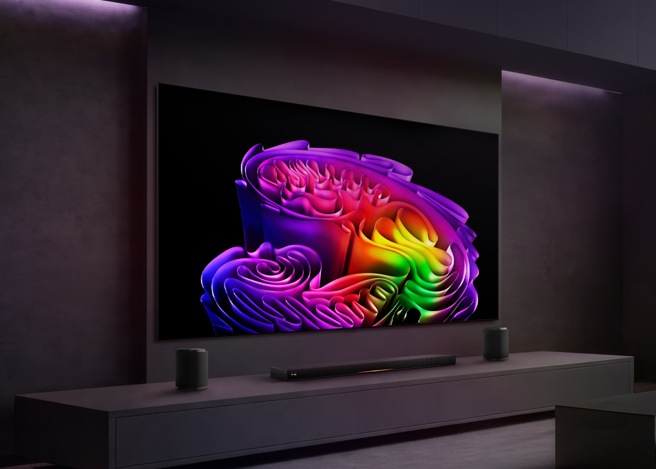 어두운 거실 공간에 LG 올레드 evo AI TV와 사운드바가 배치된 이미지